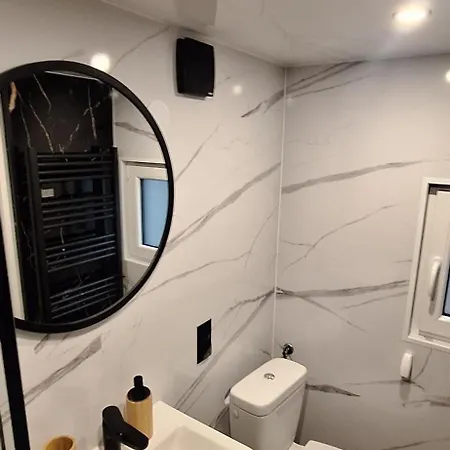 Tinyhouse U Novomlynskych Nadrzi 캠프장 *