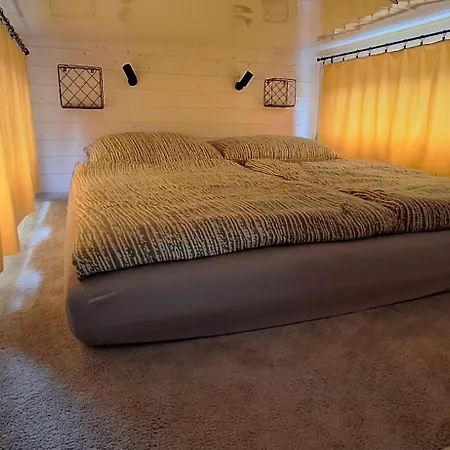 Tinyhouse U Novomlynskych Nadrzi 캠프장 Šakvice